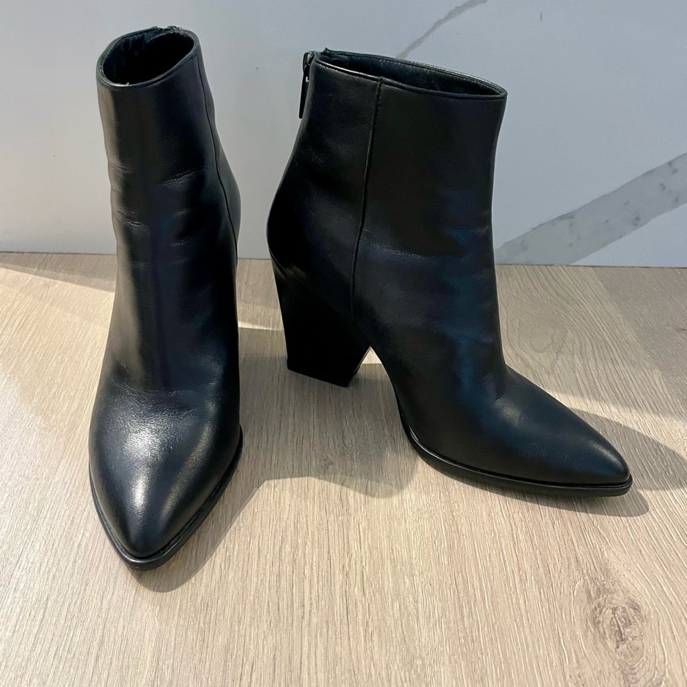 Stuart Weitzman Booties. Black size 7